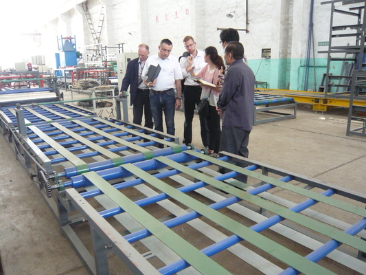 Maschine zur Herstellung von Steckplatten mit verstellbarer Dicke, Maschine zur Herstellung von Fliesen mit Extrudiermaschine