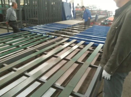Strohfarbige Wellendachfliesenherstellmaschine für Mgo / Mgcl / Glasfasermaschenrohstoff