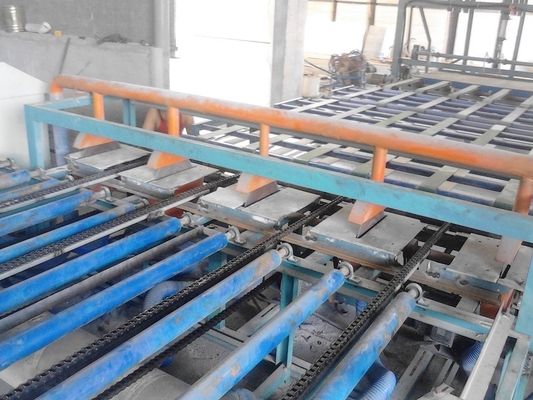 Strohfarbige Wellendachfliesenherstellmaschine für Mgo / Mgcl / Glasfasermaschenrohstoff