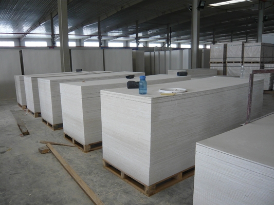 Plastikvakuumformmaschine mit 0,8 - 1 MPa Luftquelle 48 / 68 KW Heizleistung