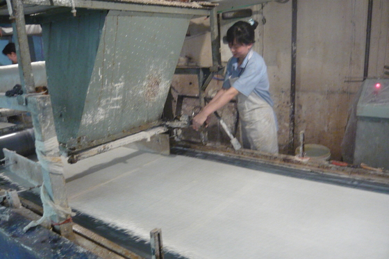 Sandwich-Panel-Mgo-Dachformmaschine mit Roller-Extrudierverfahren